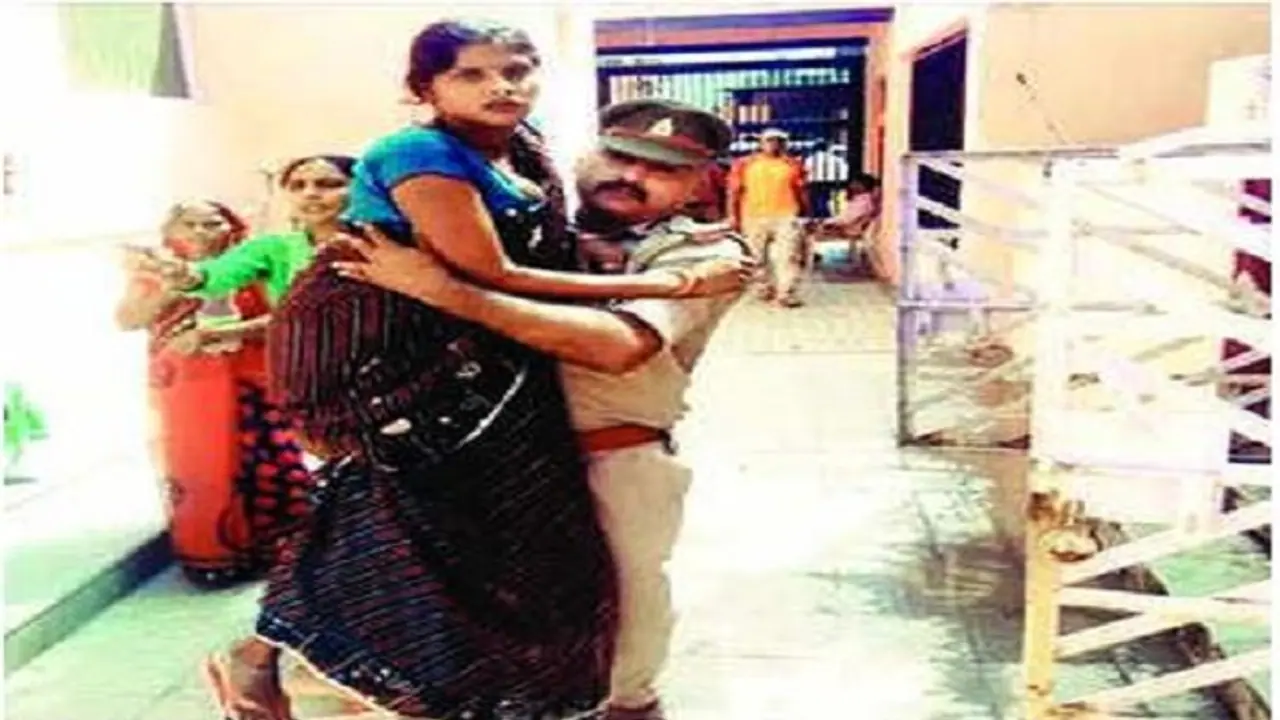 ಗರ್ಭಿಣಿ ಹೊತ್ತು ಓಡಿದ ಪೊಲೀಸ್: ಮುದ್ದು ಮಗುವಿನ ನಗು ಕ್ಲಾಸ್! ಗರ್ಭಿಣಿ ಹೊತ್ತು ಓಡಿದ ಪೊಲೀಸ್: ಮುದ್ದು ಮಗುವಿನ ನಗು ಕ್ಲಾಸ್!