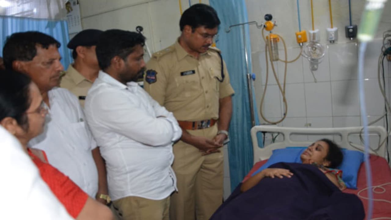 ప్రణయ్ హత్య కలచివేసింది: అమృతకు ఎర్రోళ్ల శ్రీనివాస్ పరామర్శ ప్రణయ్ హత్య కలచివేసింది: అమృతకు ఎర్రోళ్ల శ్రీనివాస్ పరామర్శ