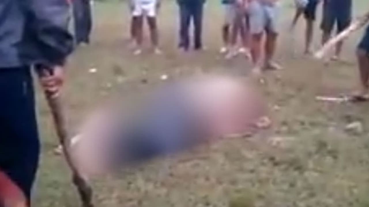 വാഹനമോഷ്ടാവെന്നാരോപിച്ച് വിദ്യാര്ത്ഥിയെ ജനക്കൂട്ടം തല്ലിക്കൊന്നു വാഹനമോഷ്ടാവെന്നാരോപിച്ച് വിദ്യാര്ത്ഥിയെ ജനക്കൂട്ടം തല്ലിക്കൊന്നു