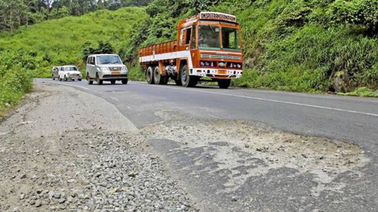 പാലക്കാട് തൃശൂർ ദേശീയപാതയിലെ കുഴികൾ; പരിഹാരം ഉടനെന്ന് ദേശീയപാത അതോറിറ്റി പാലക്കാട് തൃശൂർ ദേശീയപാതയിലെ കുഴികൾ; പരിഹാരം ഉടനെന്ന് ദേശീയപാത അതോറിറ്റി