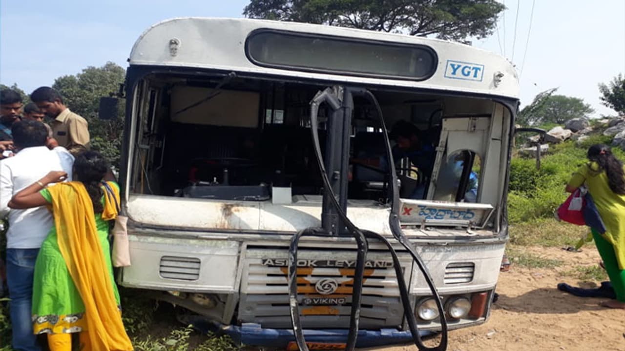 ఆర్టీసీ బస్సుకు ప్రమాదం..తెలంగాణకు కొద్దిలో మిస్సయిన మరో ఘోర విషాదం (వీడియో) ఆర్టీసీ బస్సుకు ప్రమాదం..తెలంగాణకు కొద్దిలో మిస్సయిన మరో ఘోర విషాదం (వీడియో)