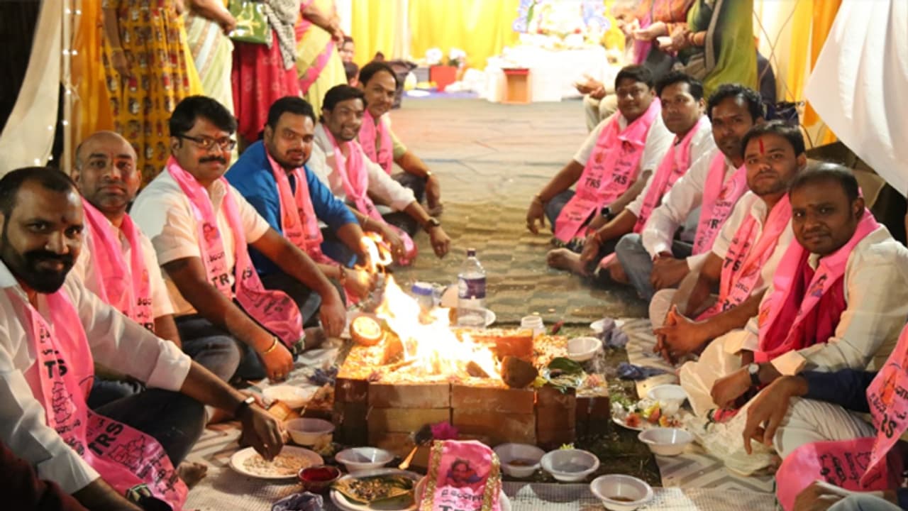 ఎన్నికల్లో టీఆర్ఎస్ గెలవాలని లండన్లో టీఆర్ఎస్ యూకే శాఖ ప్రత్యేక పూజలు (ఫోటోలు) ఎన్నికల్లో టీఆర్ఎస్ గెలవాలని లండన్లో టీఆర్ఎస్ యూకే శాఖ ప్రత్యేక పూజలు (ఫోటోలు)