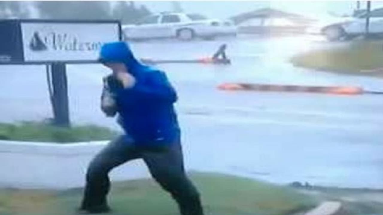 ಓವರ್ ಆ್ಯಕ್ಟಿಂಗ್ ಬೇಡಾ ಮಗಾ: ಜನಪ್ರಿಯ ಚಾನಲ್ ವರದಿಗಾರನ ನಾಟಕ! ಓವರ್ ಆ್ಯಕ್ಟಿಂಗ್ ಬೇಡಾ ಮಗಾ: ಜನಪ್ರಿಯ ಚಾನಲ್ ವರದಿಗಾರನ ನಾಟಕ!