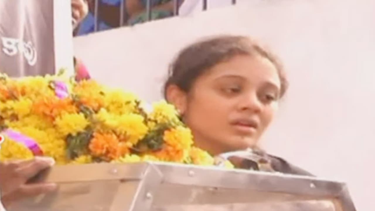 ప్రణయ్ అంతిమయాత్ర ప్రారంభం: కన్నీరుమున్నీరైన అమృత ప్రణయ్ అంతిమయాత్ర ప్రారంభం: కన్నీరుమున్నీరైన అమృత