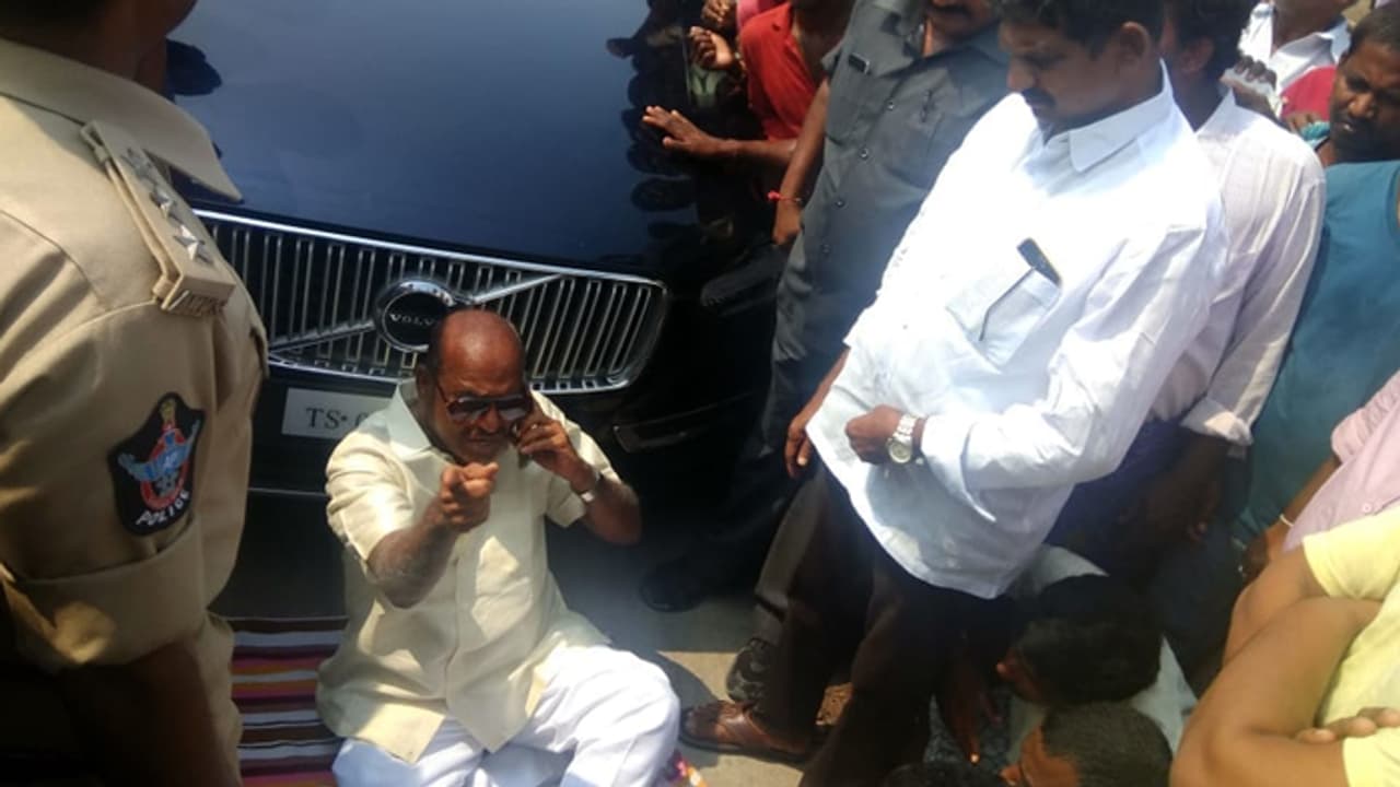 చిన్నపొడమలలో కొనసాగుతున్న ఉద్రిక్తత.. పోలీస్ స్టేషన్ ముందు జేసీ ధర్నా