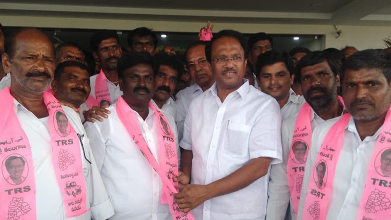 లక్ష్మారెడ్డి సమక్షంలో టీఆర్ఎస్లో చేరిన జడ్చర్ల కాంగ్రెస్, టీడీపీ నేతలు, కార్యకర్తలు (వీడియో) లక్ష్మారెడ్డి సమక్షంలో టీఆర్ఎస్లో చేరిన జడ్చర్ల కాంగ్రెస్, టీడీపీ నేతలు, కార్యకర్తలు (వీడియో)