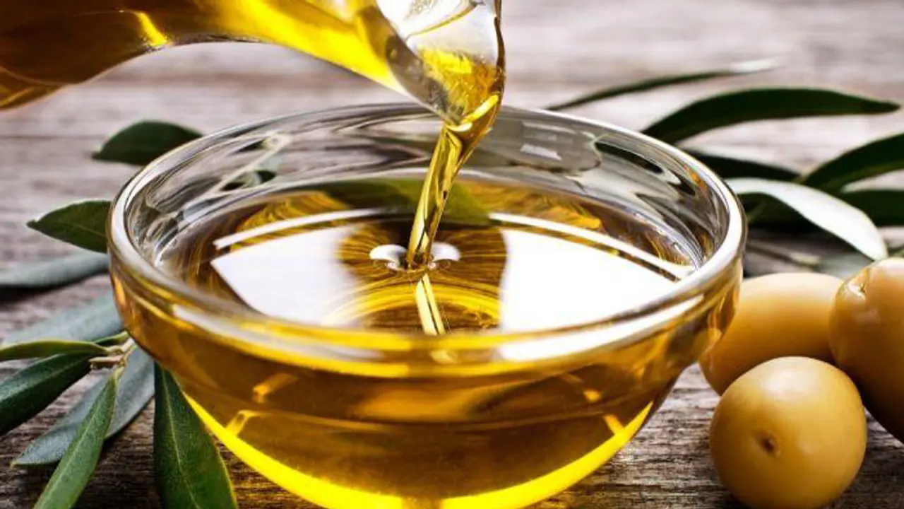 ഒലീവ് ഓയില് മുഖത്ത് പുരട്ടുന്നതിന്റെ ഗുണങ്ങള് ഒലീവ് ഓയില് മുഖത്ത് പുരട്ടുന്നതിന്റെ ഗുണങ്ങള്