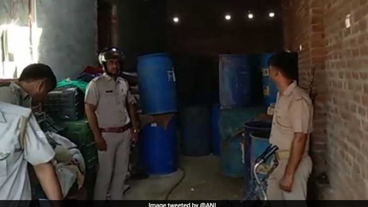 അച്ചാര് കമ്പനിയിലെ കെമിക്കല് ടാങ്കില് വീണ് മൂന്നുപേർക്ക് ദാരുണാന്ത്യം അച്ചാര് കമ്പനിയിലെ കെമിക്കല് ടാങ്കില് വീണ് മൂന്നുപേർക്ക് ദാരുണാന്ത്യം