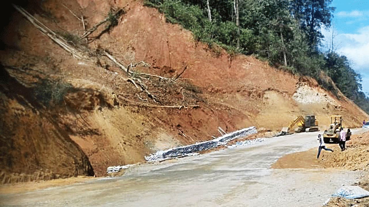 ಸವಾಲಾಗಿದ್ದ ಮಡಿಕೇರಿ ಸಂಪಾಜೆ ಹೆದ್ದಾರಿ 20 ದಿನದಲ್ಲೇ ಸಂಚಾರಕ್ಕೆ ಸಿದ್ಧ ಸವಾಲಾಗಿದ್ದ ಮಡಿಕೇರಿ ಸಂಪಾಜೆ ಹೆದ್ದಾರಿ 20 ದಿನದಲ್ಲೇ ಸಂಚಾರಕ್ಕೆ ಸಿದ್ಧ