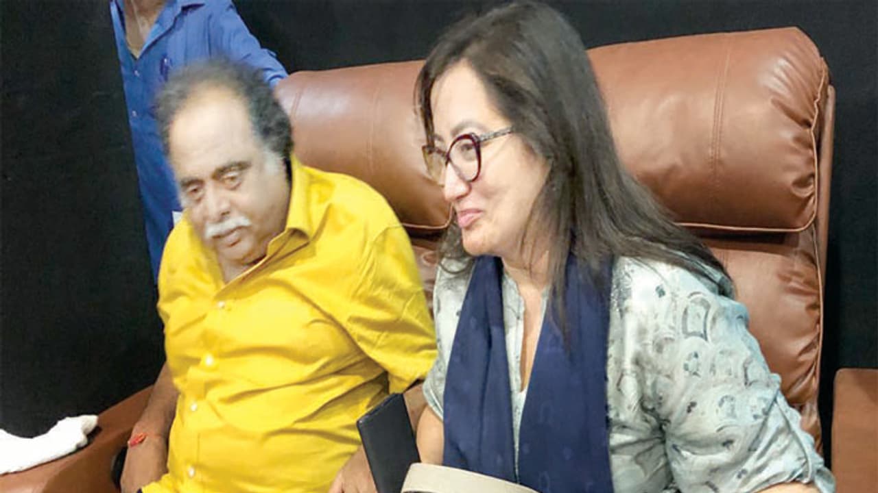 ಅನಾರೋಗ್ಯದ ನಡುವೆಯೂ ‘ಅಂಬಿ ನಿಂಗ್ ವಯಸ್ಸಾಯ್ತೋ’ ಚಿತ್ರ ನೋಡಿದ ಅಂಬರೀಶ್ ಅನಾರೋಗ್ಯದ ನಡುವೆಯೂ ‘ಅಂಬಿ ನಿಂಗ್ ವಯಸ್ಸಾಯ್ತೋ’ ಚಿತ್ರ ನೋಡಿದ ಅಂಬರೀಶ್