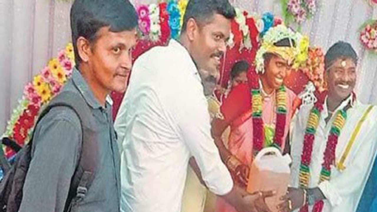 ವಧೂ ವರರಿಗೆ ಪೆಟ್ರೋಲ್ ಉಡುಗೊರೆ ವಧೂ ವರರಿಗೆ ಪೆಟ್ರೋಲ್ ಉಡುಗೊರೆ