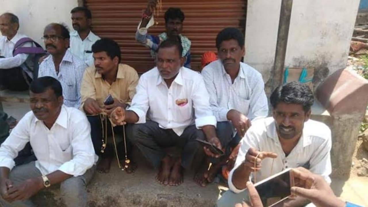 తాళి,మెట్టెలు తీసేసి పరీక్షకు భార్యలు.. భర్తల నిరసన