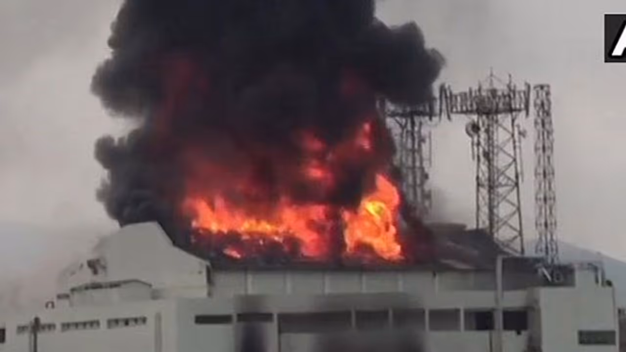 சினிமா தியேட்டரில் திடீர் தீ விபத்து... பல லட்சம் ரூபாய் பொருட்கள் எரிந்து நாசம்! சினிமா தியேட்டரில் திடீர் தீ விபத்து... பல லட்சம் ரூபாய் பொருட்கள் எரிந்து நாசம்!