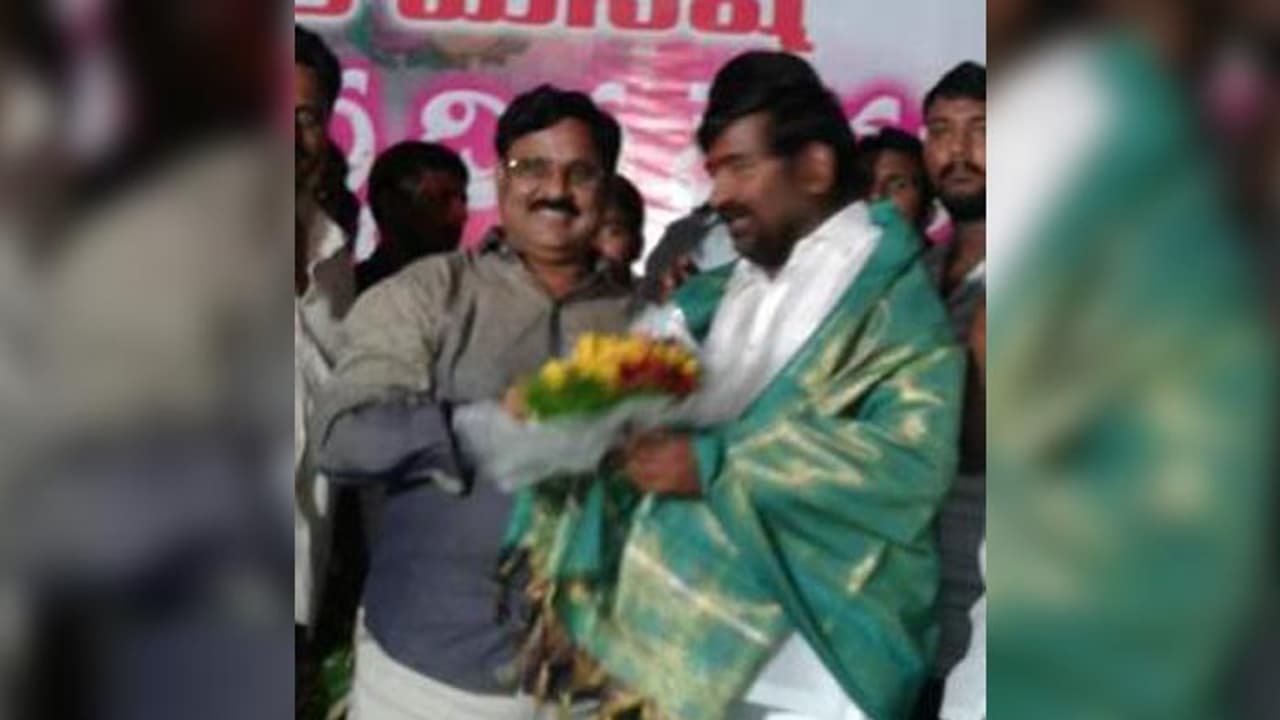 ప్రణయ్ హత్య: జగదీశ్వర్ రెడ్డితో మారుతీ రావు ఫొటో వైరల్ ప్రణయ్ హత్య: జగదీశ్వర్ రెడ్డితో మారుతీ రావు ఫొటో వైరల్