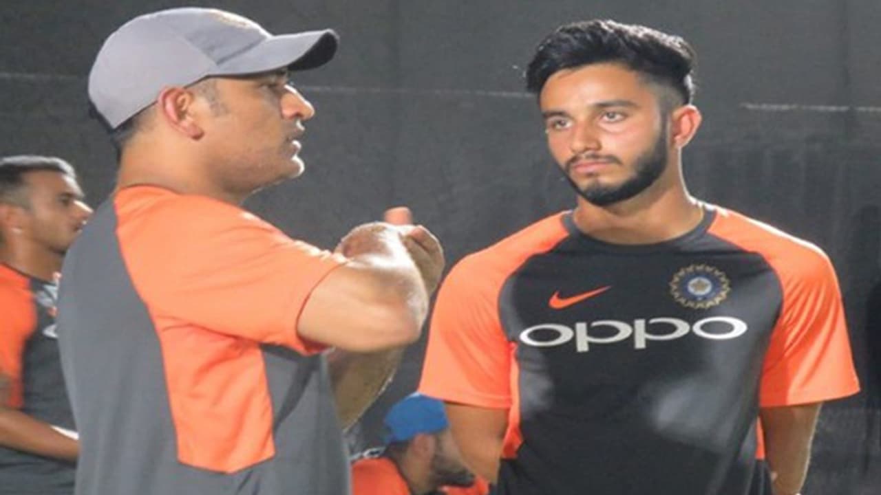 രവി ശാസ്ത്രി എത്തിയില്ല; ഇന്ത്യന് ടീമിന്റെ പരിശീലനം ഏറ്റെടുത്ത് ധോണി രവി ശാസ്ത്രി എത്തിയില്ല; ഇന്ത്യന് ടീമിന്റെ പരിശീലനം ഏറ്റെടുത്ത് ധോണി