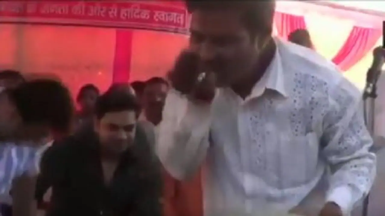 ಆಹಾ! ಏನ್ ಭಕ್ತಿ?: ಸಂಸದನ ಕಾಲು ತೊಳೆದು ನೀರು ಕುಡಿದ ಪುಣ್ಯಾತ್ಮ! ಆಹಾ! ಏನ್ ಭಕ್ತಿ?: ಸಂಸದನ ಕಾಲು ತೊಳೆದು ನೀರು ಕುಡಿದ ಪುಣ್ಯಾತ್ಮ!