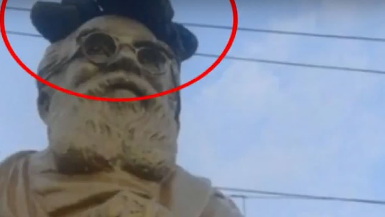 தமிழகத்தில் பதற்றம்... பெரியார் சிலையில் செருப்பு வைத்து அவமரியாதை! தமிழகத்தில் பதற்றம்... பெரியார் சிலையில் செருப்பு வைத்து அவமரியாதை!