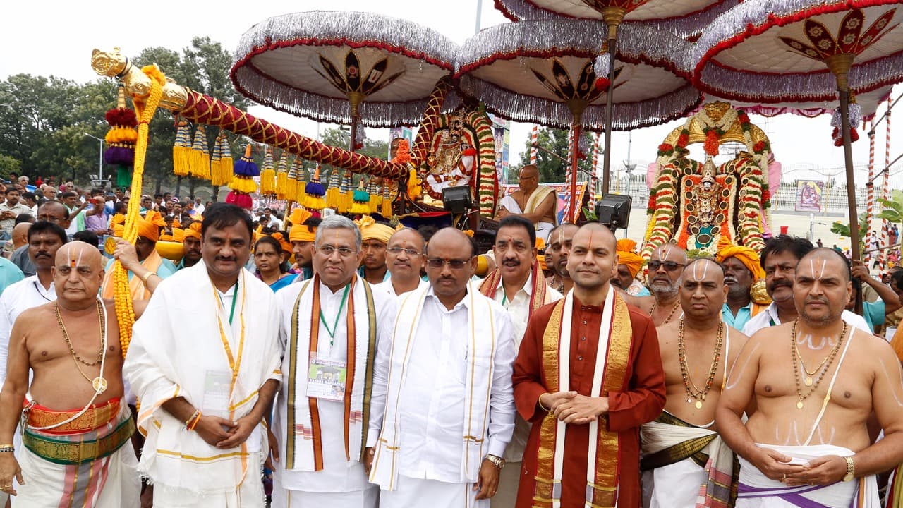 మోహినీ అవతారంలో జగన్మోహనుడు మోహినీ అవతారంలో జగన్మోహనుడు