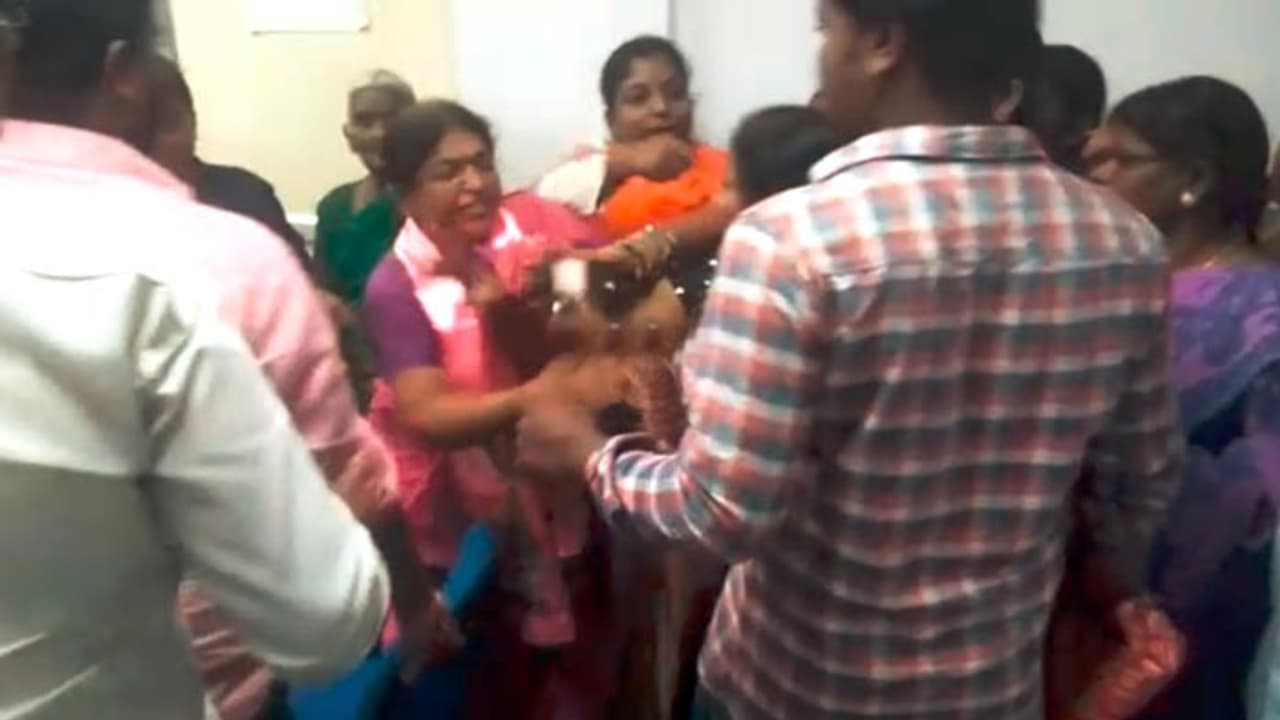 మున్సిపల్ అధికారిణిపై టీఆర్ఎస్ లీడర్ దాడి మున్సిపల్ అధికారిణిపై టీఆర్ఎస్ లీడర్ దాడి