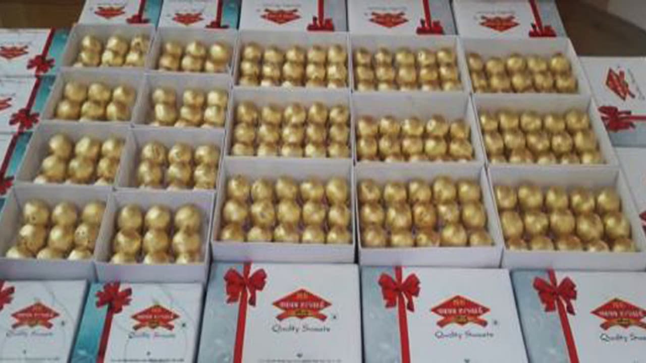 21ஆயிரம் ரூபாய்க்கு தங்கத்தால் ஆன இனிப்பு வழங்கி கார் வாங்கியதை கொண்டாடிய விவசாயி; 21ஆயிரம் ரூபாய்க்கு தங்கத்தால் ஆன இனிப்பு வழங்கி கார் வாங்கியதை கொண்டாடிய விவசாயி;