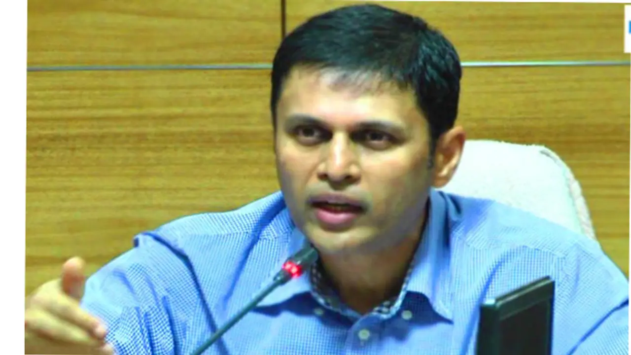 ముందు పోస్టల్ బ్యాలెట్ కౌంటింగ్...ఎన్నికల అధికారి ముందు పోస్టల్ బ్యాలెట్ కౌంటింగ్...ఎన్నికల అధికారి