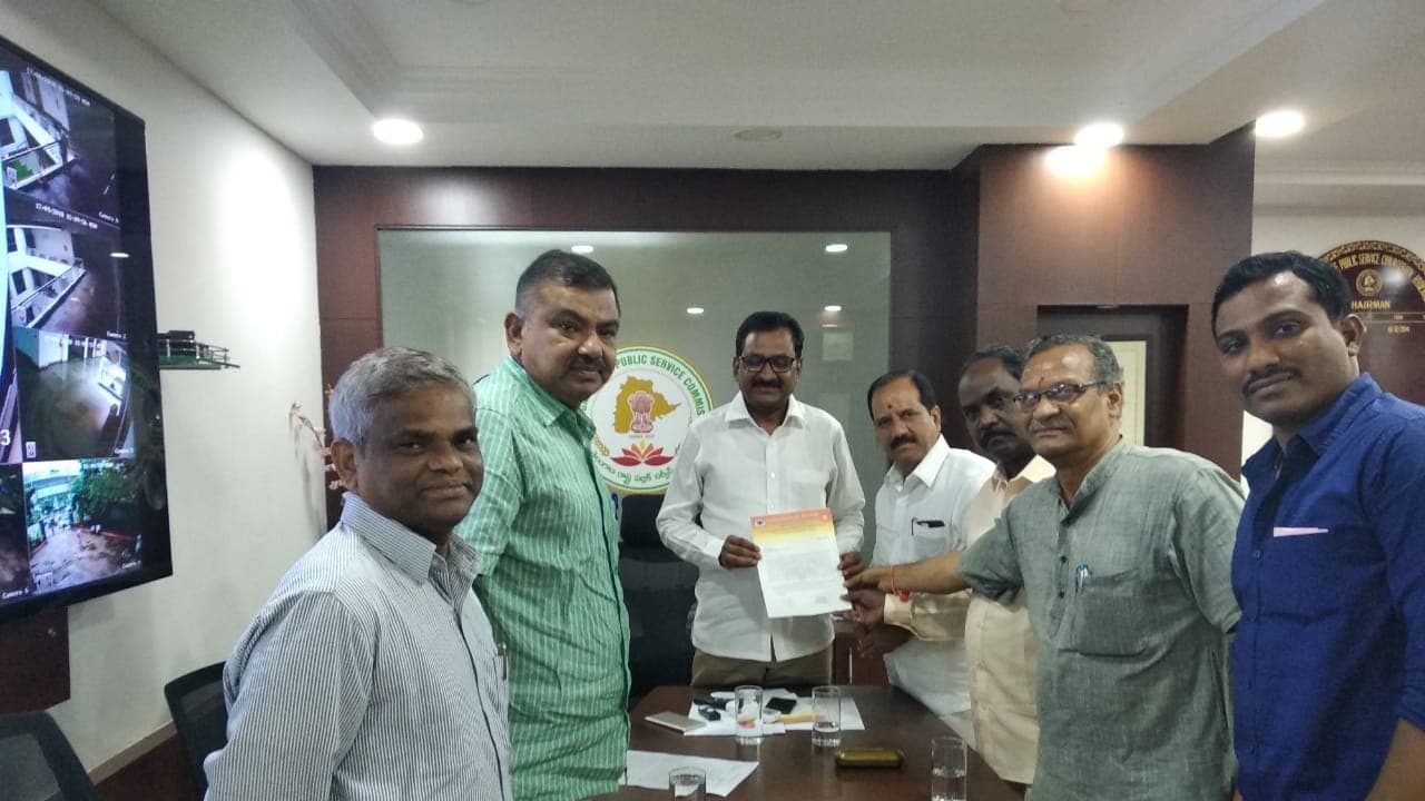 తాళి,మెట్టెలు తీసేస్తేనే పరీక్షహాల్లోకి...టీఎస్పిఎస్సి ఛైర్మన్ కు వీహెచ్పి ఫిర్యాదు తాళి,మెట్టెలు తీసేస్తేనే పరీక్షహాల్లోకి...టీఎస్పిఎస్సి ఛైర్మన్ కు వీహెచ్పి ఫిర్యాదు