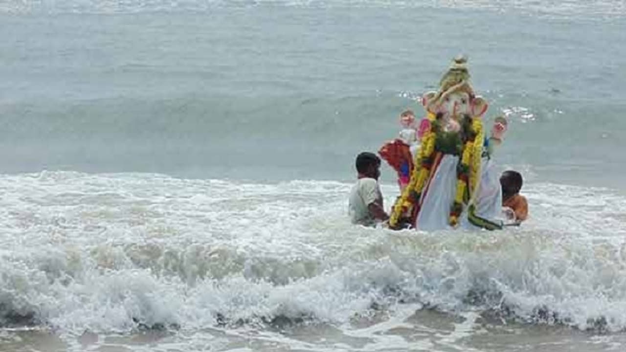 இந்து அமைப்புகளின் தலையில் விழுந்தது இடி.. தலையிட முடியாது என ஒதுங்கிய உயர்நீதி மன்றம். விநாயகர் ஊர்வலம்????? இந்து அமைப்புகளின் தலையில் விழுந்தது இடி.. தலையிட முடியாது என ஒதுங்கிய உயர்நீதி மன்றம். விநாயகர் ஊர்வலம்?????