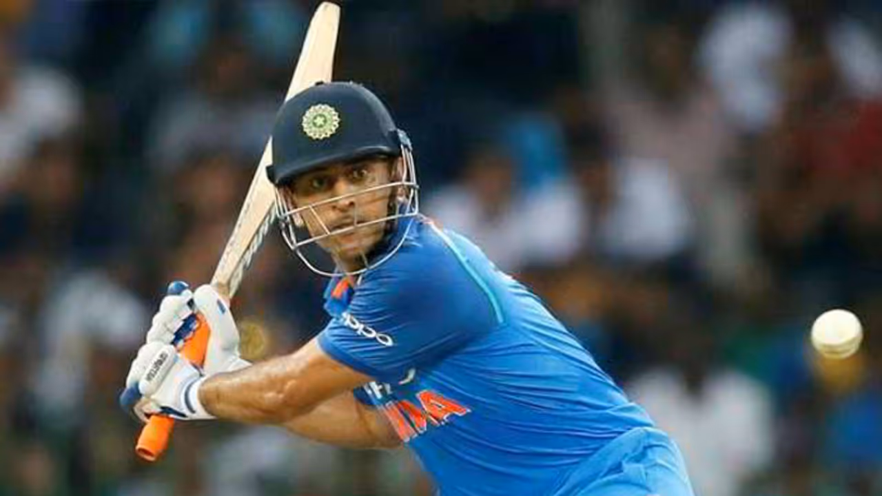 ಐತಿಹಾಸಿಕ ಸಾಧನೆಗೆ ಧೋನಿಗೆ ಬೇಕು ಕೇವಲ 1 ರನ್!