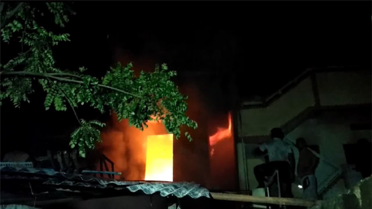 బట్టల దుకాణంలో అగ్నిప్రమాదం.. కోటీన్నర ఆస్తినష్టం, సురక్షితంగా బయటపడ్డ 10 మంది