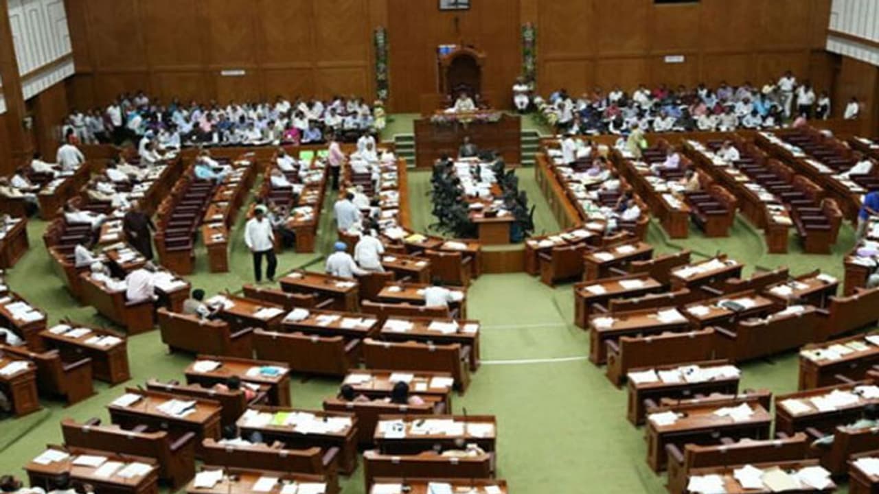 ದೇಶದಲ್ಲೇ ಕರ್ನಾಟಕದ ಶಾಸಕರು ಶ್ರೀಮಂತರು : ಅವರ ಆದಾಯವೆಷ್ಟು ಗೊತ್ತಾ..? ದೇಶದಲ್ಲೇ ಕರ್ನಾಟಕದ ಶಾಸಕರು ಶ್ರೀಮಂತರು : ಅವರ ಆದಾಯವೆಷ್ಟು ಗೊತ್ತಾ..?