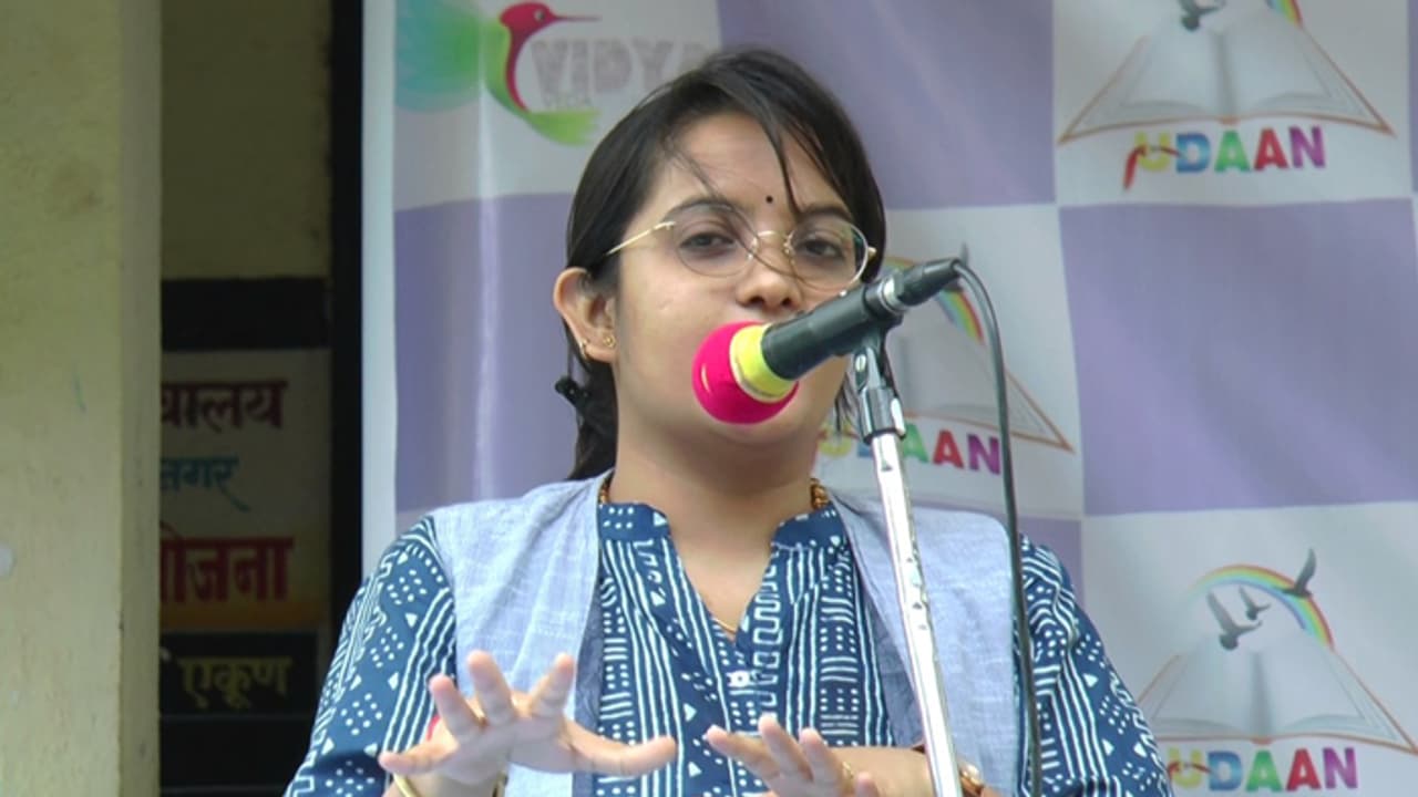 మీ డబ్బులు కిందపడ్డాయంటూ.. ముఖ్యమంత్రి పీఏ పర్సు చోరీ మీ డబ్బులు కిందపడ్డాయంటూ.. ముఖ్యమంత్రి పీఏ పర్సు చోరీ