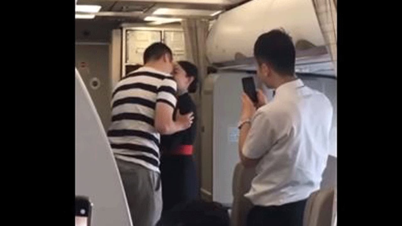 ವಿಮಾನದಲ್ಲೇ ಗಗನ ಸಖಿಗೆ ಬಾಯ್ ಫ್ರೆಂಡ್ ಪ್ರಪೋಸ್ : ಮುಂದೇನಾಯ್ತು..? ವಿಮಾನದಲ್ಲೇ ಗಗನ ಸಖಿಗೆ ಬಾಯ್ ಫ್ರೆಂಡ್ ಪ್ರಪೋಸ್ : ಮುಂದೇನಾಯ್ತು..?