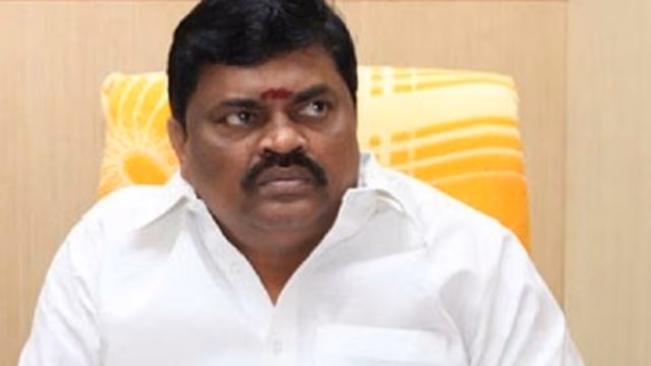 ஹெலிகாப்டருக்குள் திக்குமுக்காட வைத்த ராஜேந்திர பாலாஜி... அசந்து போன பைலட்..! ஹெலிகாப்டருக்குள் திக்குமுக்காட வைத்த ராஜேந்திர பாலாஜி... அசந்து போன பைலட்..!