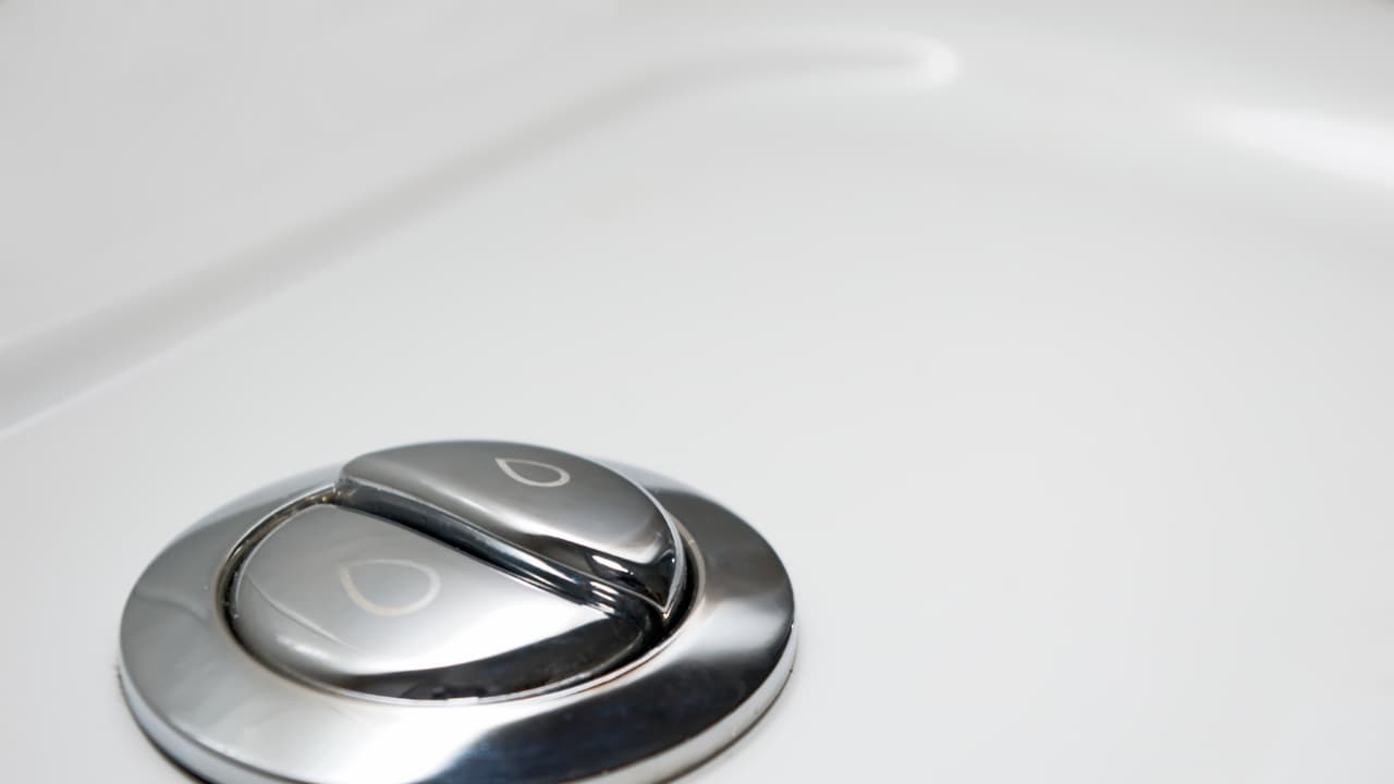 എന്താണ് ബാത്ത്റൂം ഫ്ലെഷിന് രണ്ട് ബട്ടണ്; കാരണം ഇതാണ്.! എന്താണ് ബാത്ത്റൂം ഫ്ലെഷിന് രണ്ട് ബട്ടണ്; കാരണം ഇതാണ്.!