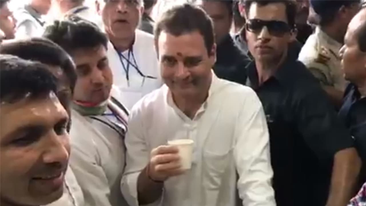 രാഹുല്‍ ഗാന്ധി കണ്ണിറുക്കി തന്നെ ; ഇത് പക്ഷേ പ്രവര്‍ത്തകര്‍ക്ക് വേണ്ടി