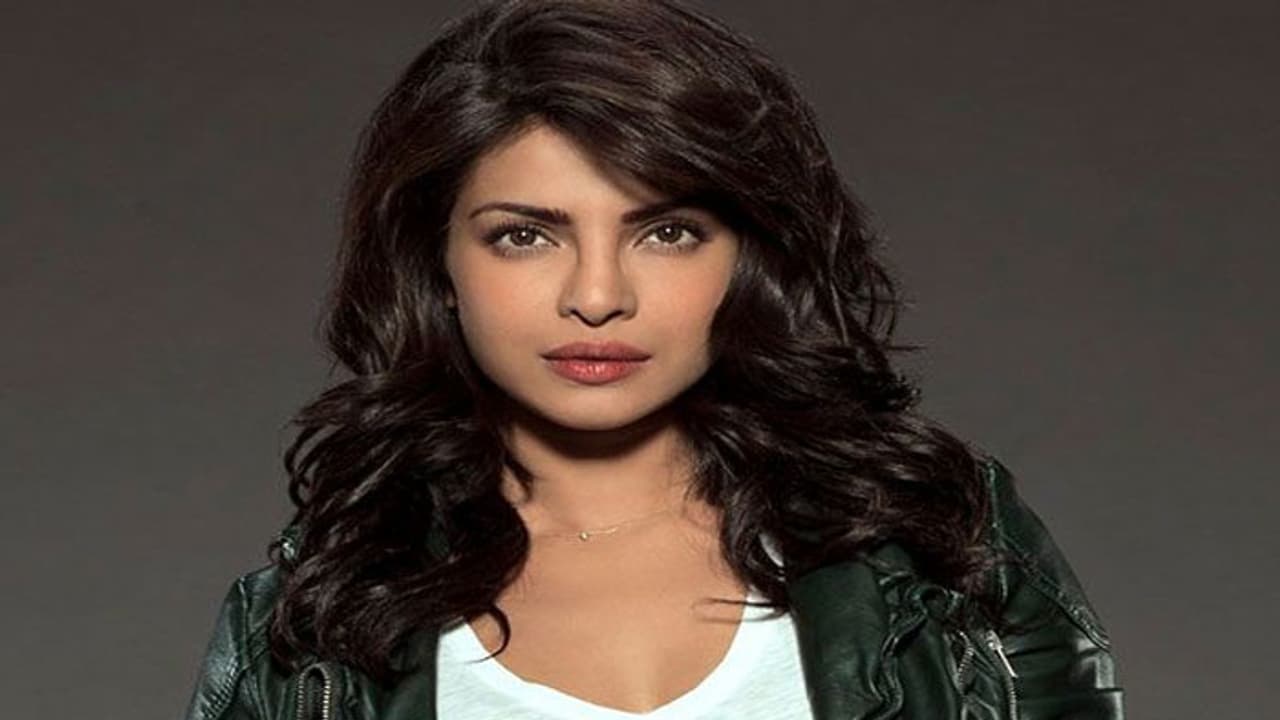 ఐదేళ్ల వయసు నుండి ఈ వ్యాధితో బాధపడుతున్నా.. స్టార్ హీరోయిన్ కామెంట్స్! ఐదేళ్ల వయసు నుండి ఈ వ్యాధితో బాధపడుతున్నా.. స్టార్ హీరోయిన్ కామెంట్స్!