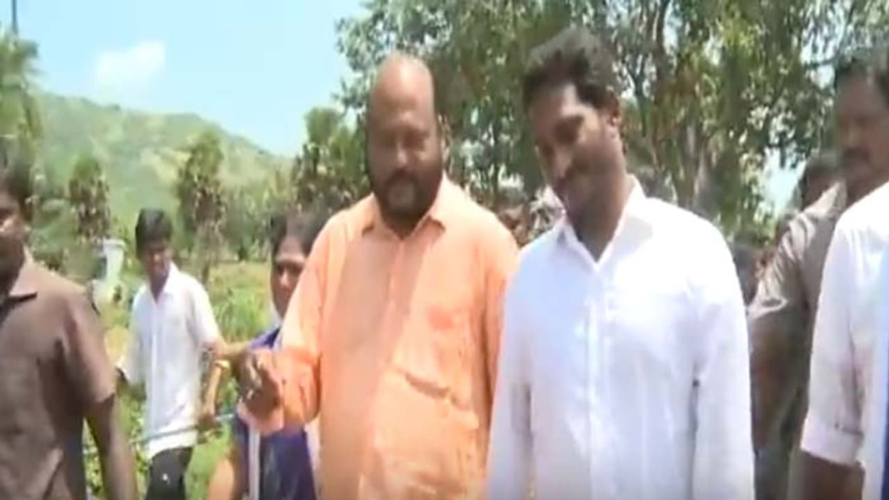 జగన్ ను కలిసిన సినీనటుడు ఫిష్ వెంకట్ జగన్ ను కలిసిన సినీనటుడు ఫిష్ వెంకట్