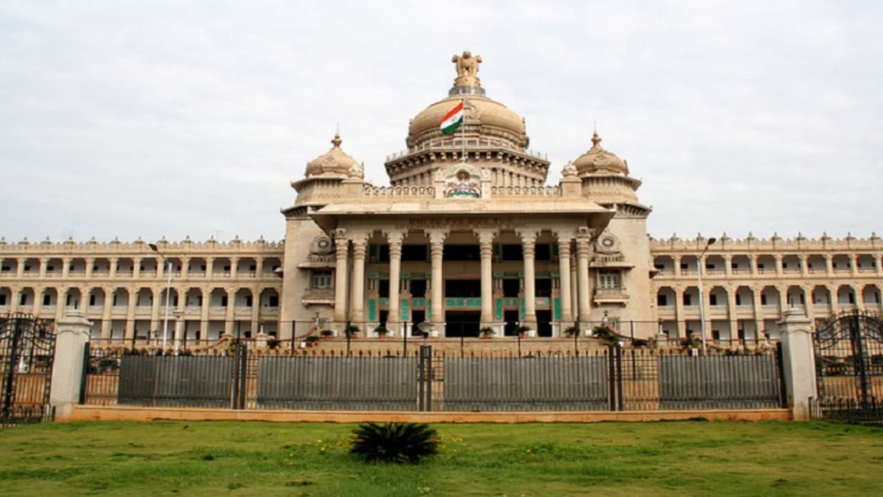 ವಿಧಾನಸೌಧ ಬಾಗಿಲು ಮುಚ್ಚುವಂತೆ ಸಿಎಂ ವಿರುದ್ಧ ಕಿಡಿ ವಿಧಾನಸೌಧ ಬಾಗಿಲು ಮುಚ್ಚುವಂತೆ ಸಿಎಂ ವಿರುದ್ಧ ಕಿಡಿ