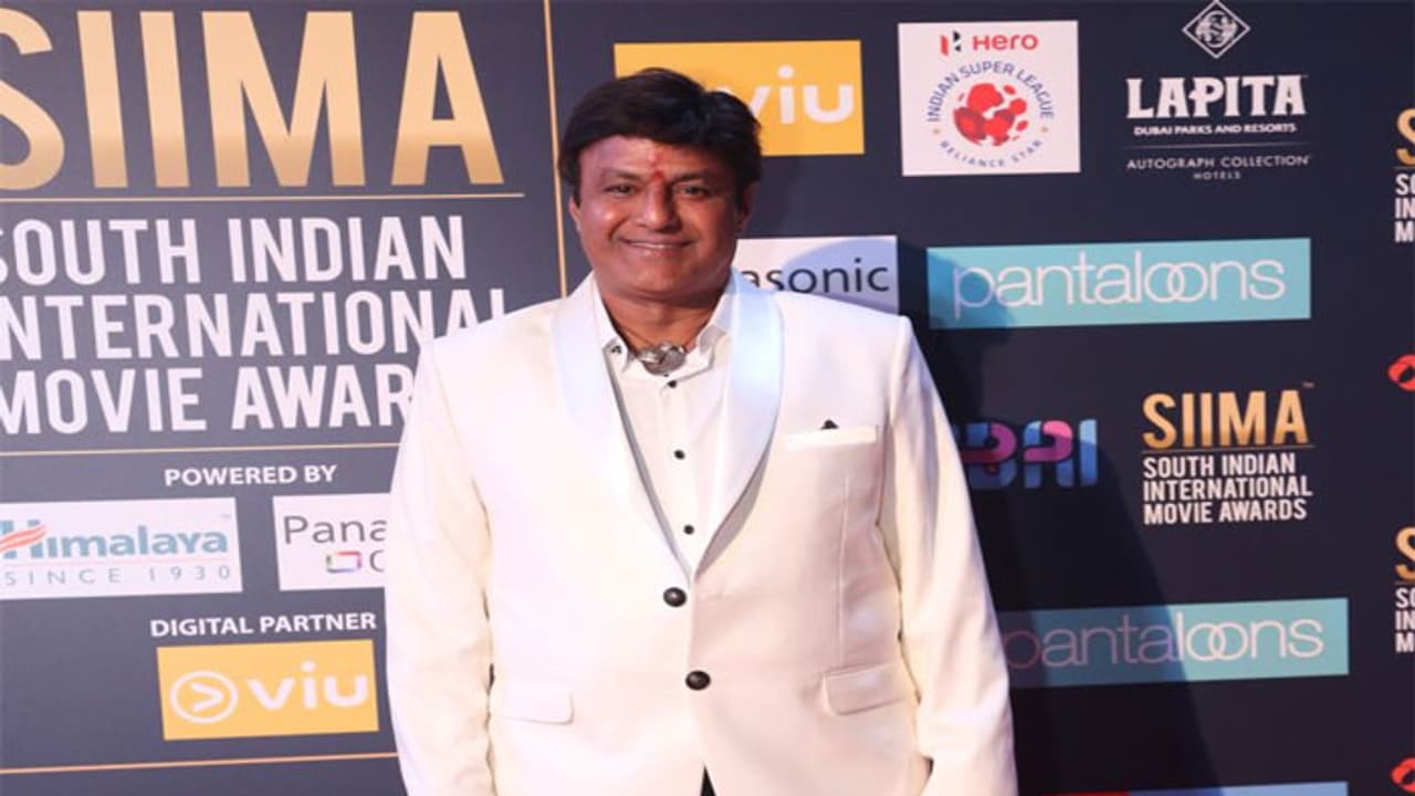 అర్ధరాత్రి హీరోయిన్లతో బాలయ్య చిందులు! అర్ధరాత్రి హీరోయిన్లతో బాలయ్య చిందులు!