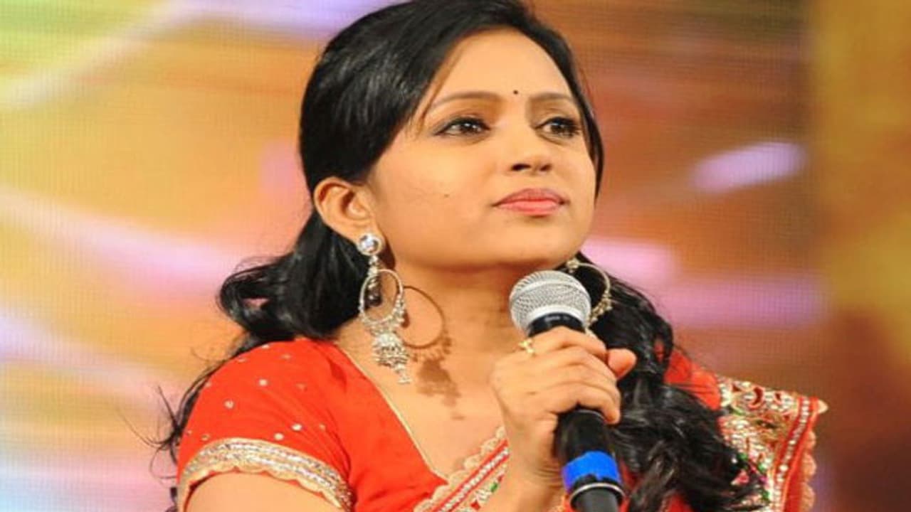 ఏమిటా వరసలు..? నెటిజన్ పై యాంకర్ సుమ కామెంట్స్!