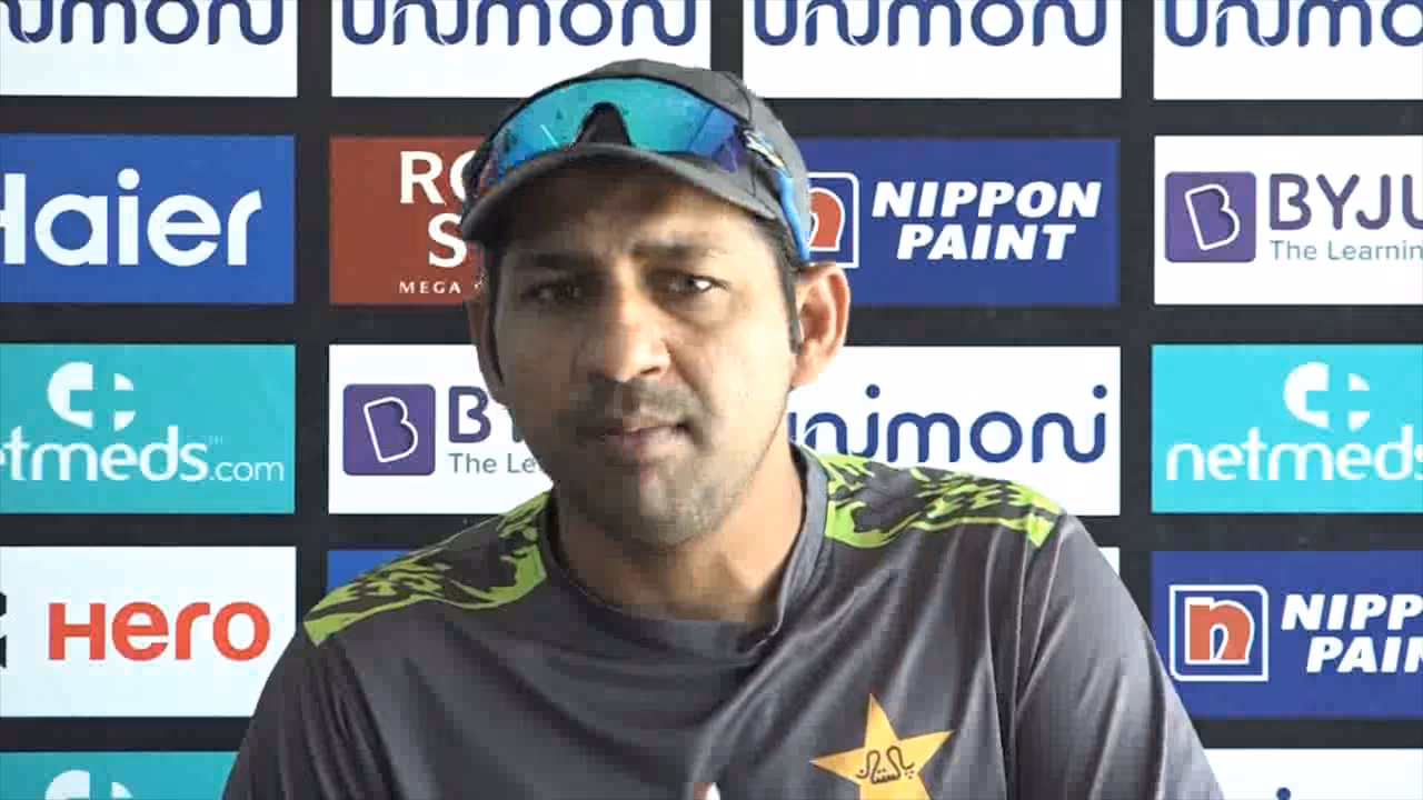 కోహ్లీని అనుసరించడమా... మా అభిమానులు వెరీ డీసెంట్:పాక్ కెప్టెన్ కోహ్లీని అనుసరించడమా... మా అభిమానులు వెరీ డీసెంట్:పాక్ కెప్టెన్