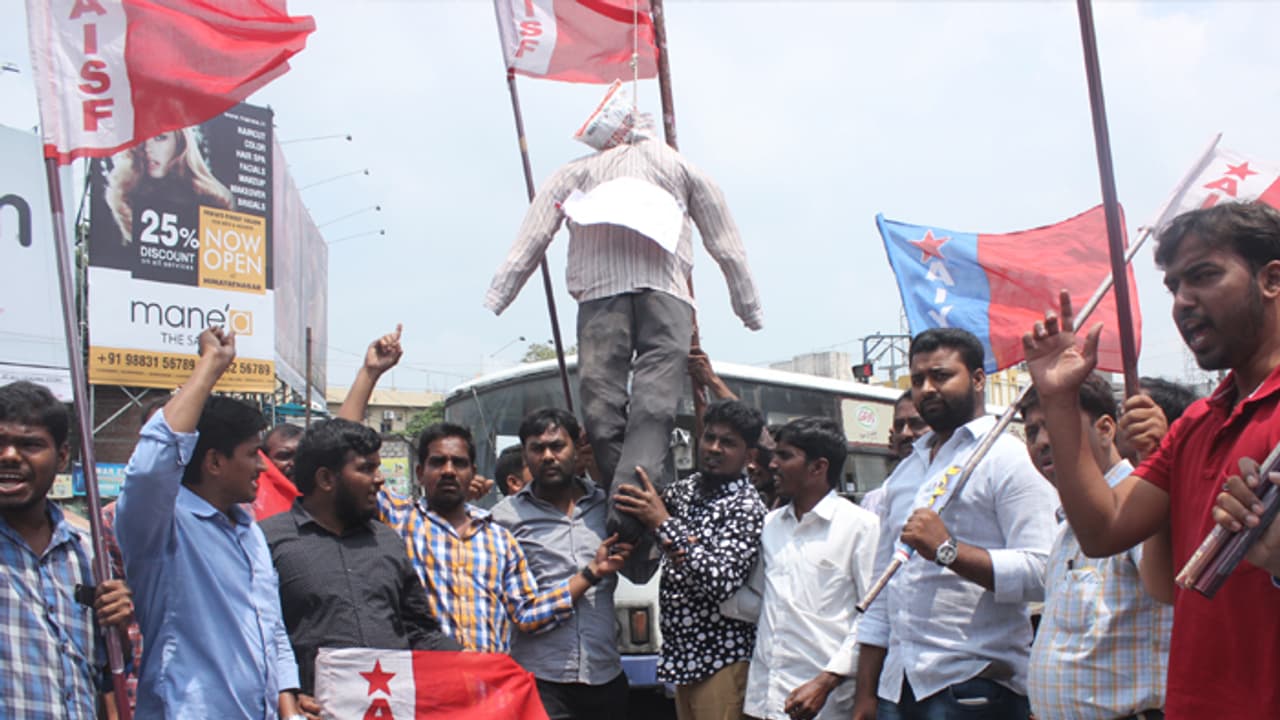 ప్రణయ్ హత్య: మారుతీరావుకు ఉరిశిక్ష విధించాలి.. హైదరాబాద్లో ఏఐవైఎఫ్ ఆందోళన ప్రణయ్ హత్య: మారుతీరావుకు ఉరిశిక్ష విధించాలి.. హైదరాబాద్లో ఏఐవైఎఫ్ ఆందోళన