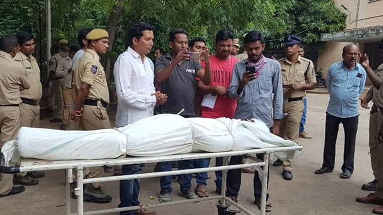 ఓదెలు అనుచరుడు గట్టయ్య మృతి: మంచిర్యాల జిల్లా ఇందారంలో ఉద్రిక్తత ఓదెలు అనుచరుడు గట్టయ్య మృతి: మంచిర్యాల జిల్లా ఇందారంలో ఉద్రిక్తత