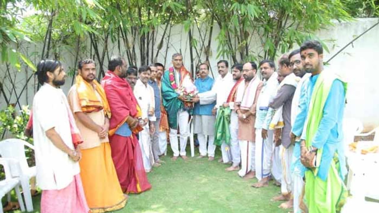 బ్రాహ్మణుల కోసం కేసీఆర్ చిత్తశుద్ధితో పనిచేస్తున్నారు...హరీశ్ రావు బ్రాహ్మణుల కోసం కేసీఆర్ చిత్తశుద్ధితో పనిచేస్తున్నారు...హరీశ్ రావు