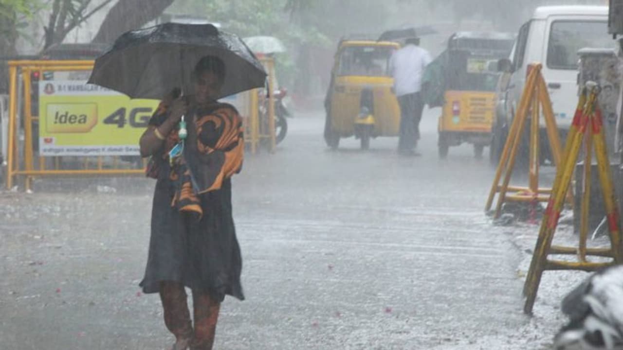 அதிகாலை முதல் விட்டு விட்டு பெய்யும் கனமழை.. வெள்ளக்காடக மாறிய சென்னை.. மேலும் நீடிக்கும் என எச்சரிக்கை. அதிகாலை முதல் விட்டு விட்டு பெய்யும் கனமழை.. வெள்ளக்காடக மாறிய சென்னை.. மேலும் நீடிக்கும் என எச்சரிக்கை.
