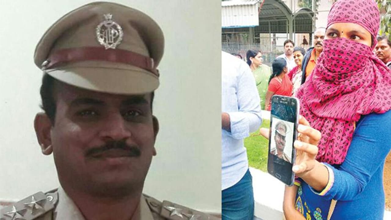 వివాహితను వేధించిన సీఐ : కానిస్టేబుళ్లకు డబ్బు కావాలి.. సీఐకి ఆమె కావాలి వివాహితను వేధించిన సీఐ : కానిస్టేబుళ్లకు డబ్బు కావాలి.. సీఐకి ఆమె కావాలి