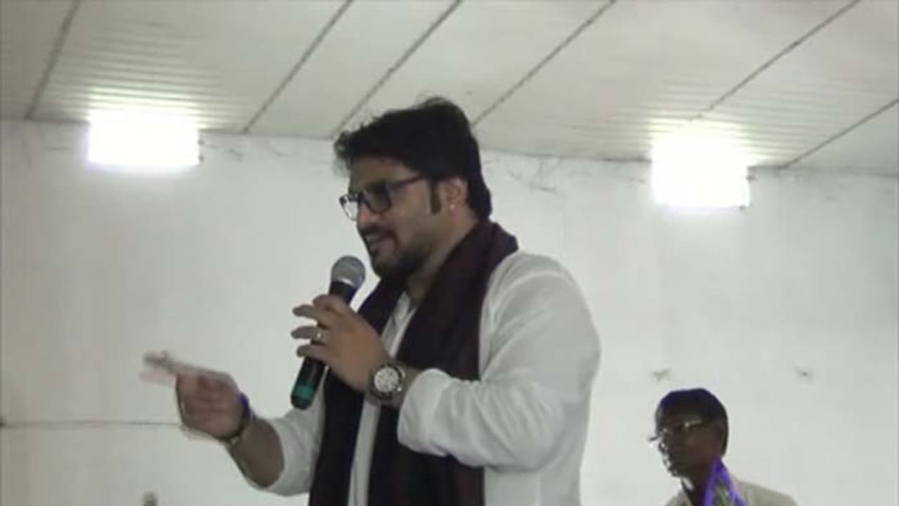 కదిలితే కాళ్లు విరగ్గొడతా...దివ్యాంగుడిపై కేంద్రమంత్రి చిందులు కదిలితే కాళ్లు విరగ్గొడతా...దివ్యాంగుడిపై కేంద్రమంత్రి చిందులు