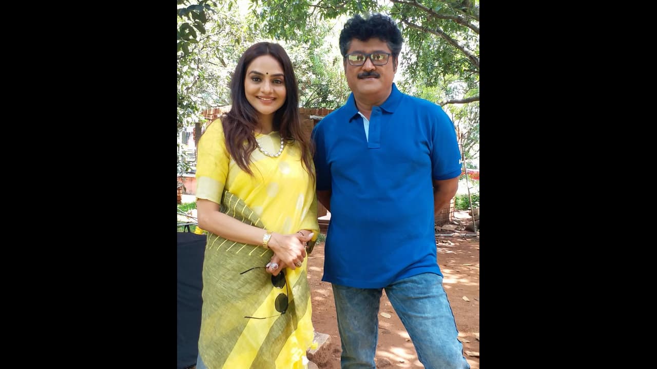 ಮಧುಬಾಲಾ ಜೊತೆ ಪ್ರೀಮಿಯರ್ ಪದ್ಮಿನಿ ಹತ್ತಿದ ಜಗ್ಗೇಶ್! ಮಧುಬಾಲಾ ಜೊತೆ ಪ್ರೀಮಿಯರ್ ಪದ್ಮಿನಿ ಹತ್ತಿದ ಜಗ್ಗೇಶ್!