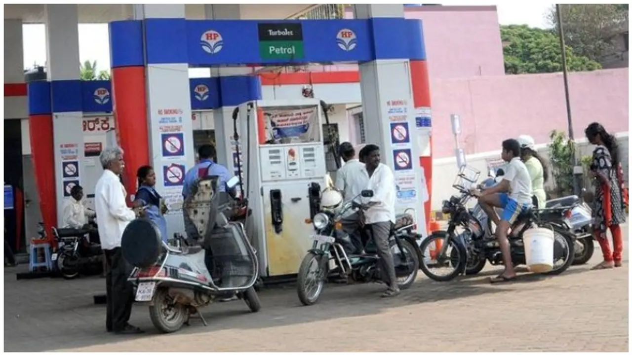 ফের পেট্রোলের দাম বেড়ে ১০৯ ছুঁইছুঁই কলকাতায়, এক সপ্তাহে ৫ বার মূল্যবৃদ্ধির পর কী দর সারা দেশে ফের পেট্রোলের দাম বেড়ে ১০৯ ছুঁইছুঁই কলকাতায়, এক সপ্তাহে ৫ বার মূল্যবৃদ্ধির পর কী দর সারা দেশে