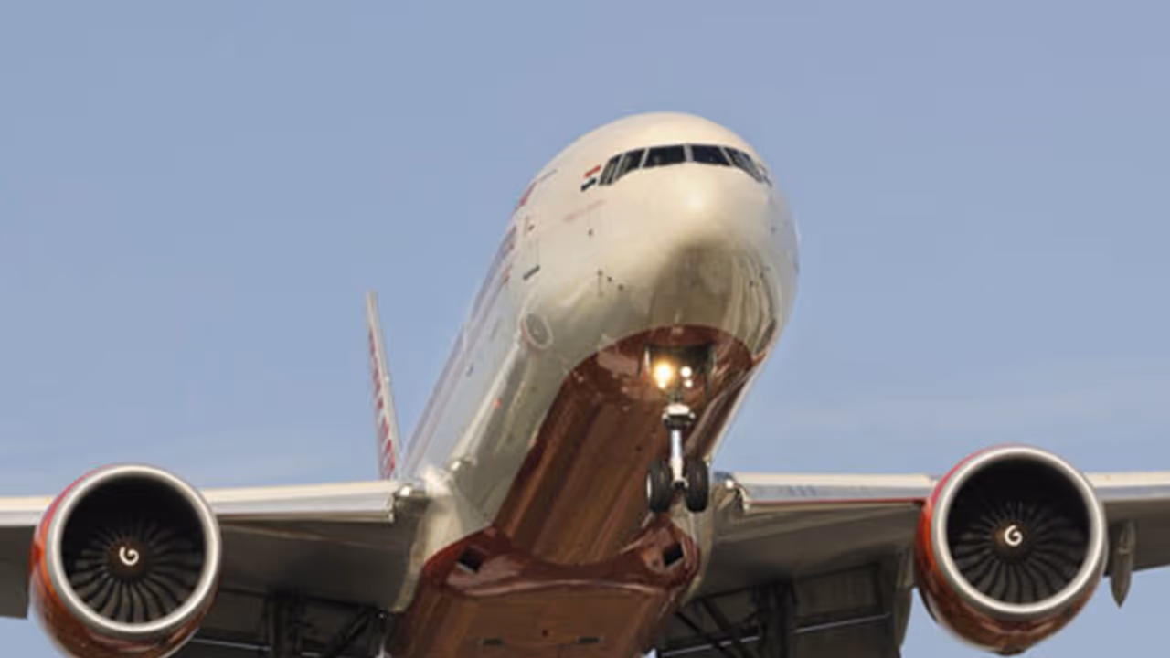 நடுவானில் திக், திக்... பெட்ரோல் இல்லை, எஞ்சின் பழுது: 370 பயணிகளை காப்பாற்றிய ஏர் இந்தியா பைலட்கள்! நடுவானில் திக், திக்... பெட்ரோல் இல்லை, எஞ்சின் பழுது: 370 பயணிகளை காப்பாற்றிய ஏர் இந்தியா பைலட்கள்!